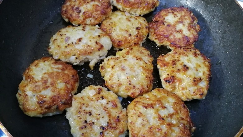 莲藕饼,中小火慢煎,煎至两面焦黄。(直接吃就很香啦)