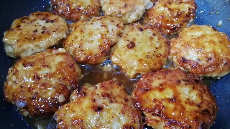 莲藕饼,大火烧开,烧至汤汁浓稠即可。