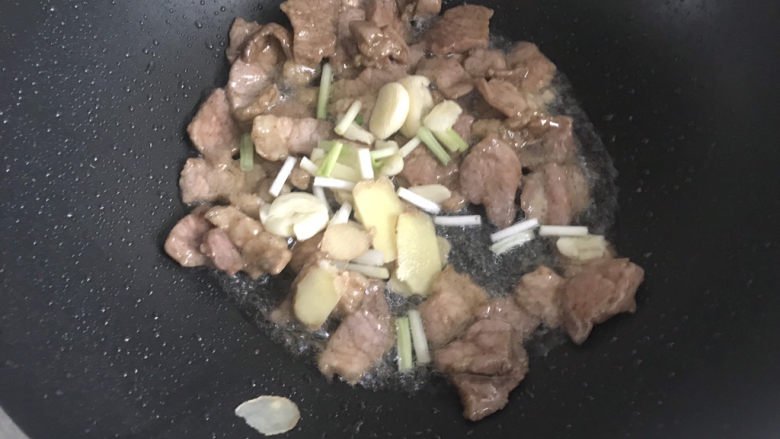 茭白木耳炒肉,下入葱姜蒜炒香