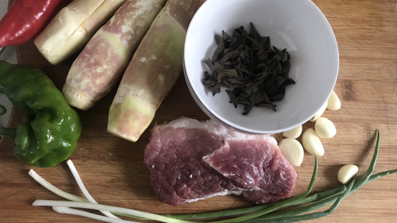 茭白木耳炒肉,准备好食材备用