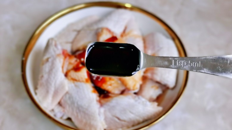 蒜香鸡翅,加入<a style='color:red;display:inline-block;' href='/shicai/ 721'>蚝油</a>,戴上食品手套抓拌均匀。