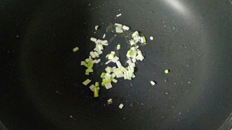 青菜炒饭,锅中加入一勺油烧热,放入葱花煸炒出香味