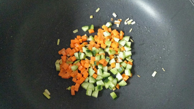 青菜炒饭,加入胡萝卜丁翻炒1分钟,再加入黄瓜丁翻炒均匀