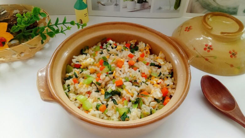 青菜炒饭,味道还不错,中午一份炒饭搞定!