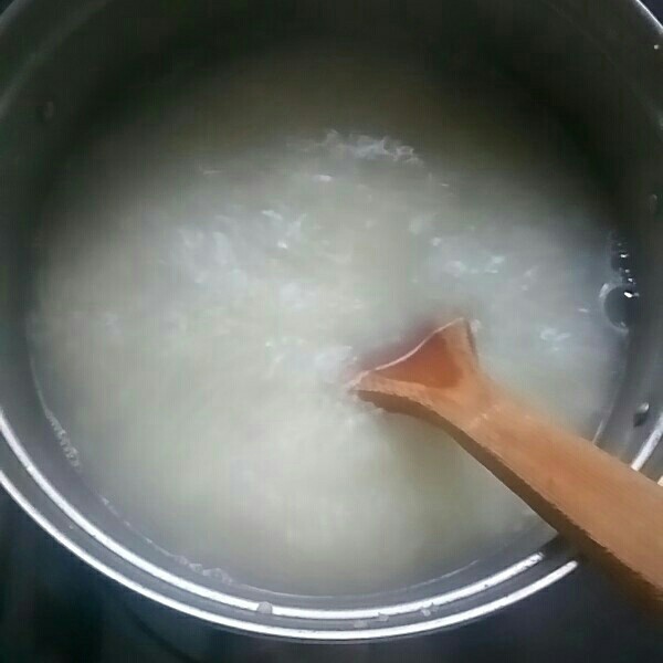 苹果小米粥,煮至小米和粥米开花,粥浓稠。