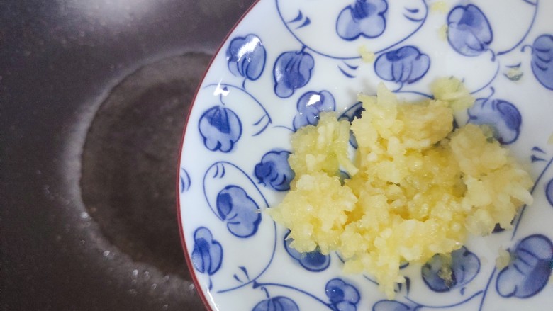 蒜泥木耳菜,待锅内油热,下蒜泥