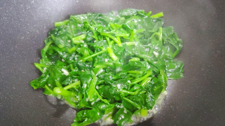 蒜泥木耳菜,翻炒至木耳菜变软,体积变小