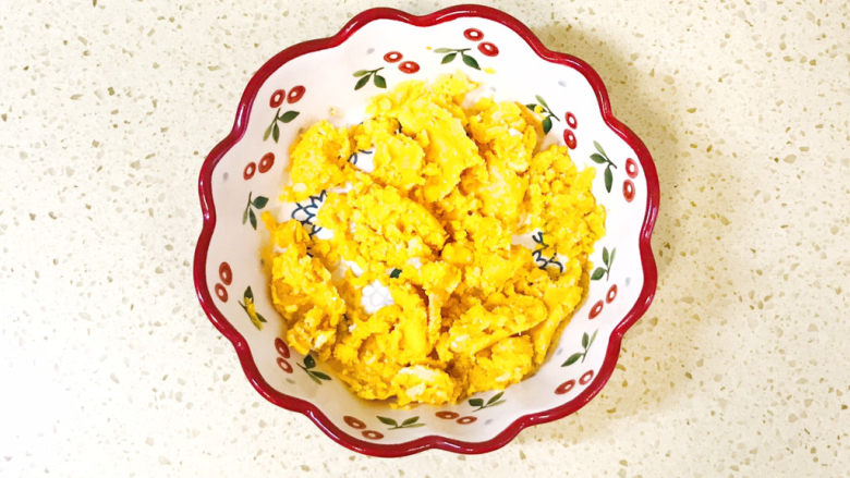 耳光炒饭,<a style='color:red;display:inline-block;' href='/shicai/ 13'>咸鸭蛋</a>去掉蛋白,留下蛋黄,用铲子压碎