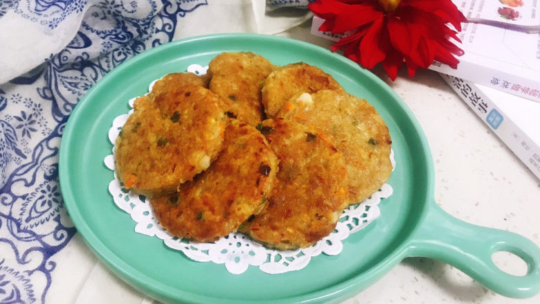 莲藕饼,盛入盘中,完成!