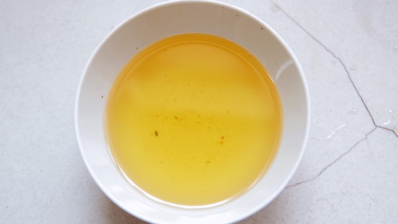 猪油拌面,将油渣捞出,油渣可以烙油渣饼,将熬好的猪油倒入小碗中,晾凉后冰箱冷藏,使其凝固。