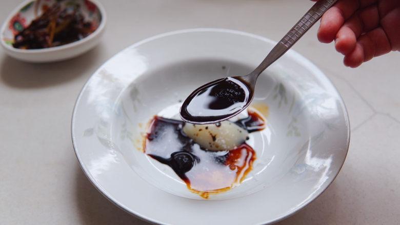 猪油拌面,二汤匙<a style='color:red;display:inline-block;' href='/shicai/ 788'>生抽</a>,调味的最佳食材,调味提鲜。
