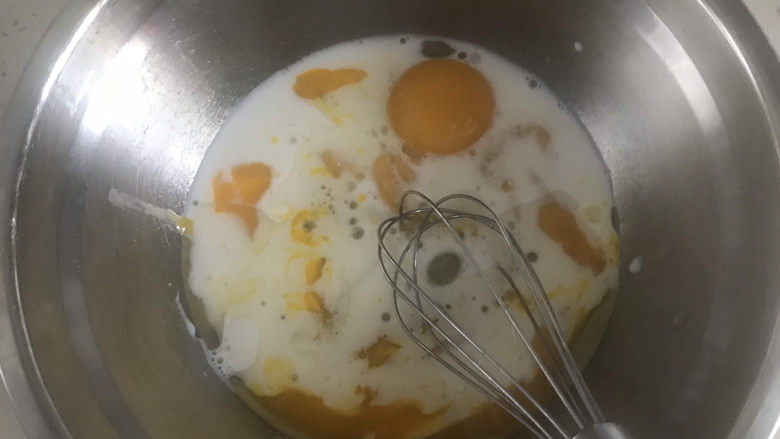 玉米面杯子蛋糕(少油少糖粗粮蛋糕),先处理蛋黄糊,蛋黄中加入15克糖,25克油,50克牛奶