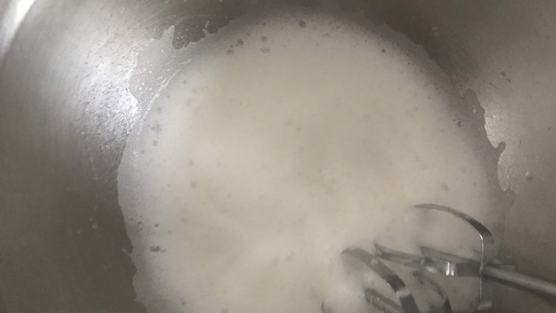 玉米面杯子蛋糕(少油少糖粗粮蛋糕),打发至粗泡泡变的细腻时加入第二次<a style='color:red;display:inline-block;' href='/shicai/ 869'>白砂糖</a>