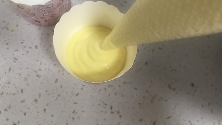 玉米面杯子蛋糕(少油少糖粗粮蛋糕),装入裱花袋挤入纸杯8分满