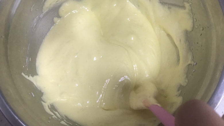 玉米面杯子蛋糕(少油少糖粗粮蛋糕),同样的手法翻拌均匀