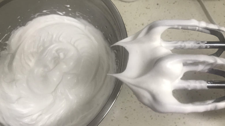 玉米面杯子蛋糕(少油少糖粗粮蛋糕),打发至干性发泡,提起打蛋器蛋白有直立的小尖角