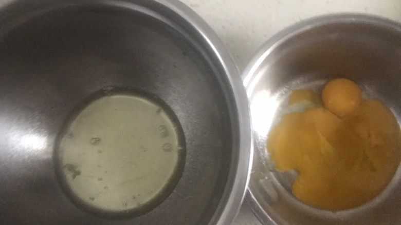 玉米面杯子蛋糕(少油少糖粗粮蛋糕),准备两个干净无油无水的盆,分离蛋清和蛋黄,蛋白里不能掉入蛋黄,否则蛋白打不起来,分离好的蛋白放冰箱冷藏备用