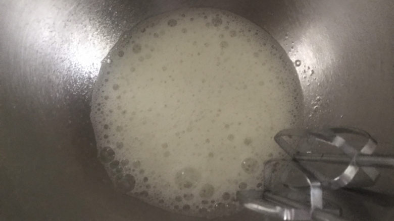 玉米面杯子蛋糕(少油少糖粗粮蛋糕),再来处理蛋白,打蛋器开高速打到鱼眼粗泡泡时加入1/3白糖(第一次)