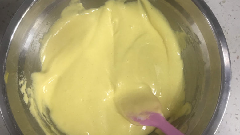 玉米面杯子蛋糕(少油少糖粗粮蛋糕),取1/3的蛋白霜到蛋黄糊中翻拌均匀