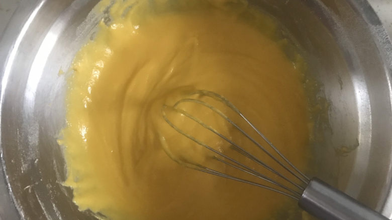 玉米面杯子蛋糕(少油少糖粗粮蛋糕),搅拌均匀(可以不必注意翻拌手法,<a style='color:red;display:inline-block;' href='/shicai/ 140122'>玉米油</a>不会起筋)拌好的蛋黄糊有点稠