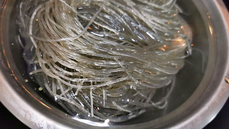豆芽炒粉条,粉条要提前泡发,大约1~2小时