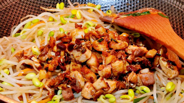 豆芽炒粉条,汤汁收干后,倒入鱼丁
