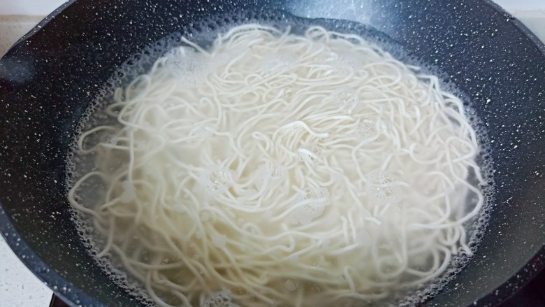 猪油拌面,锅里加盐,水开下入<a style='color:red;display:inline-block;' href='/shicai/ 526'>面条</a>开大火煮。