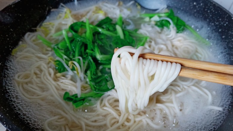 猪油拌面,待面条八成熟时加入青菜一起煮,面条煮熟捞出。