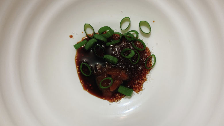 猪油拌面,加<a style='color:red;display:inline-block;' href='/shicai/ 3250'>葱</a>花、料酒。