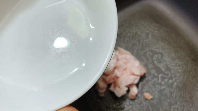 猪油拌面,猪肥肉小火入油锅,点入些许清水,防止加热过程粘锅。