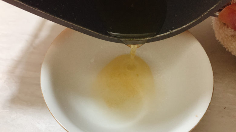 猪油拌面,将猪油到处备用,猪油放凉了之后还会凝结成白色固态。
