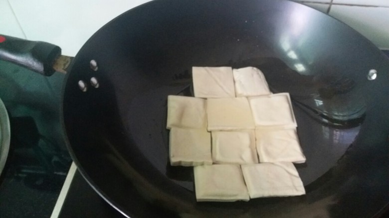 煎豆腐,起锅热油,平铺在锅底开始煎,我喜欢小火慢煎,火太大了,我hold不住
