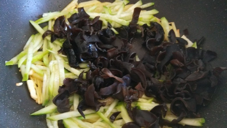 茭白木耳炒肉,倒入黄瓜,黑<a style='color:red;display:inline-block;' href='/shicai/ 233'>木耳</a>?