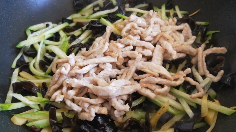 茭白木耳炒肉,倒入肉丝?