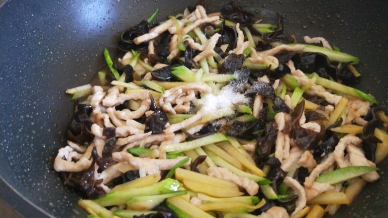 茭白木耳炒肉,加入适量盐,味精。