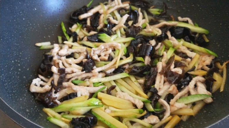 茭白木耳炒肉,翻炒均匀。