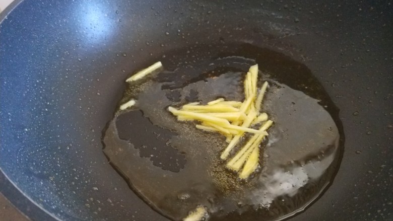茭白木耳炒肉,锅中倒入适量油炒香姜丝?
