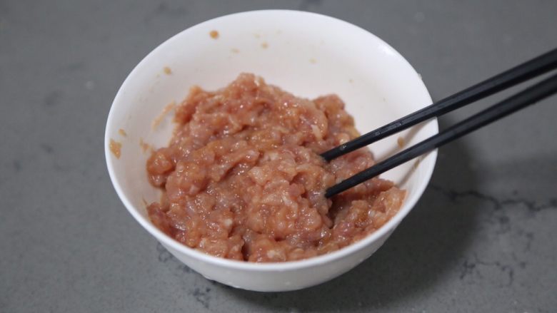 酸豆角炒肉末,用筷子搅拌均匀腌制一会