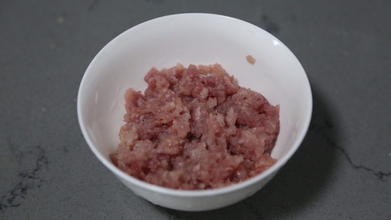 酸豆角炒肉末,放入碗中