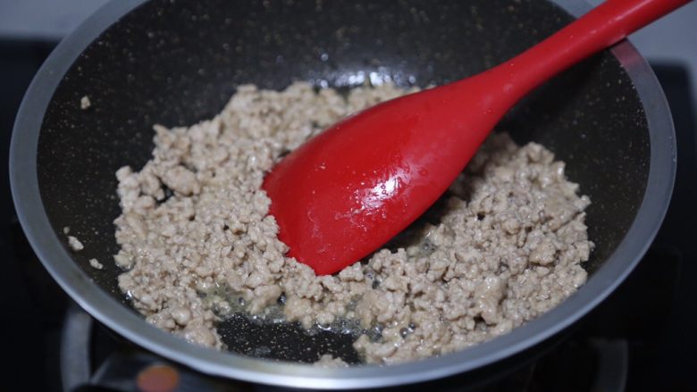 酸豆角炒肉末,锅里烧热油,下<a style='color:red;display:inline-block;' href='/shicai/ 442'>肉末</a>炒散至变色