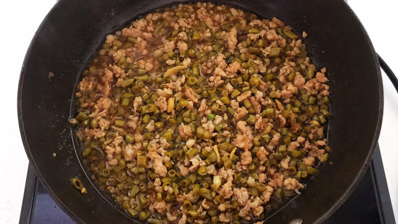 酸豆角炒肉末,烧开后翻炒均匀即可,酸豆角炒肉末做好了