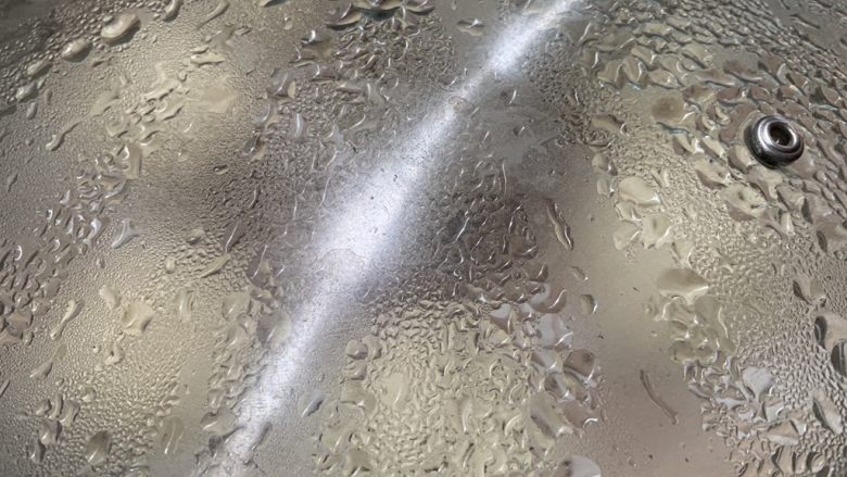 香葱肉包,水开后上锅蒸12分钟,闷3分钟。