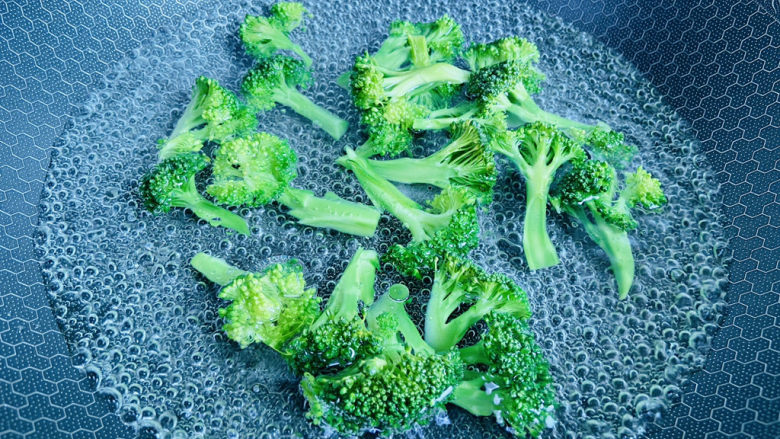 西兰花炒鸡蛋,锅中加入清水大火煮开放入西兰花,加入少许盐和食用油焯烫三分钟。捞出沥干水分备用