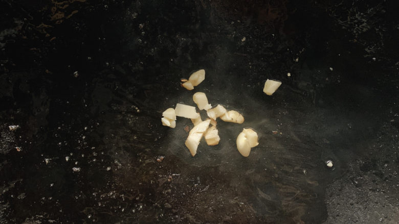 莴笋炒牛肉,锅里的底油直接爆香蒜丁,不用洗锅。
