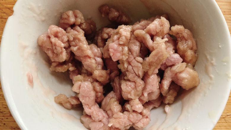 莴笋炒牛肉,15秒左右,外层裹粉部分成熟即可出锅,这样“半生熟”的牛肉备用,一会儿回锅与莴笋一起炒。