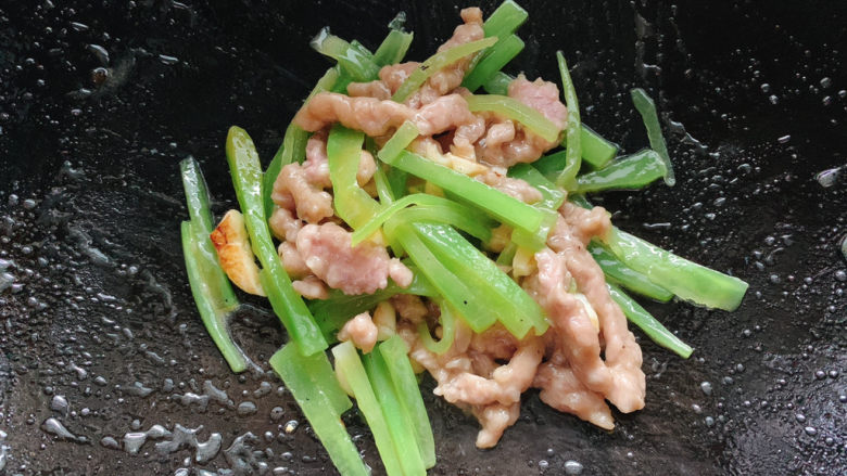 莴笋炒牛肉,翻炒均匀,莴笋会释出水分,如果出现炒到锅干了,可适当点些清水。