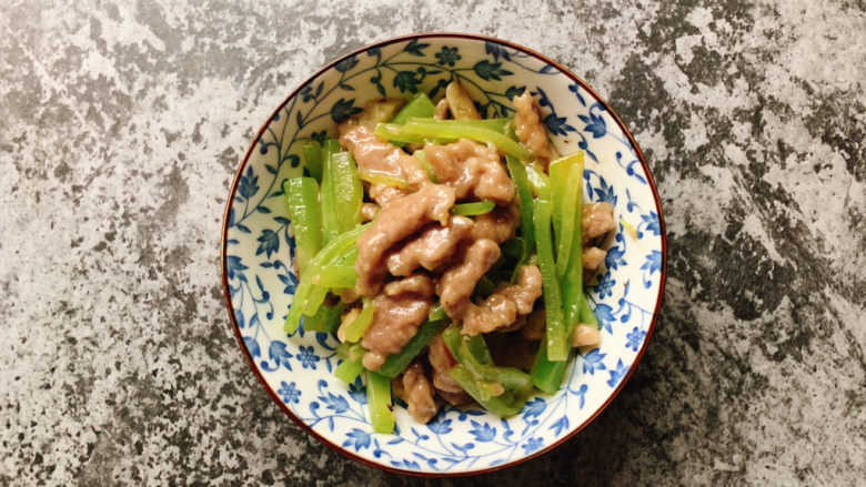 莴笋炒牛肉,嫩滑的牛肉丝与清脆的莴笋,一盘搞定!
