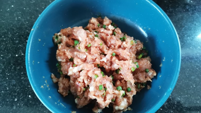 莲藕饼,淋入少许香油,放入葱花搅拌均匀腌制20分钟