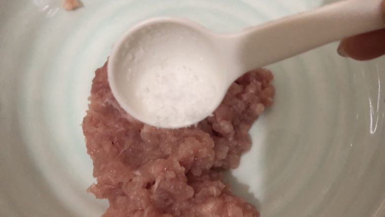 酸豆角炒肉末,装碗里加入适量的盐