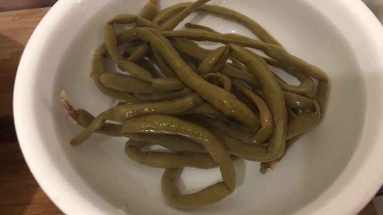 酸豆角炒肉末,豆角用清水洗洗(过咸的要提前泡一下)